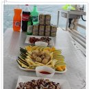 보라카이 유일한 2층짜리 전용배에서 먹는 푸짐한 드보라 호핑 음식들 이미지