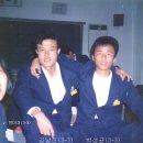 고교 3년간 짝꿍이었던 김남진과 박성균 두 친구가 교실에서.. 이미지