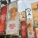 와중에 불행만 하란 법은 없기에