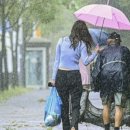 자신이 다 젖어도...폐지 노인에게 우산 기울인 여성 이미지