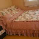 핑크빛 영국장미 침대커버세트와 골드 침대커버세트 이미지