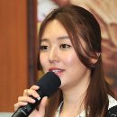 우쿨렐레 연주 이미지