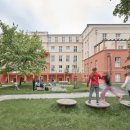 다목적소규모체육관 | 문화재로 보호받는 빈 병원 건물 학교로 변신하다.