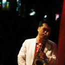 색소폰 연주 이미지