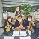 통통 튀는 통기타 연주 이미지