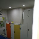 서울 강서구 까치산어린이집 화장실 내 화장실칸막이와 소변기칸막이를 소개합니다.(어린이집 화장실칸막이 시공사례) 이미지