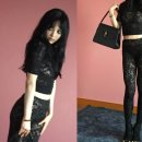 에스파 닝닝 맞아? 올블랙 시스루로 완성한 고혹적 아우라 레이스 패턴의 블랙 시스루 크롭 톱 이미지