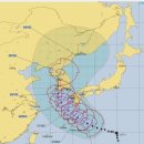 동·서로 밀려오는 2개 태풍에 예측불허된 &#39;솔릭&#39;의 경로(아시아경제) / 빛역사 만평 태풍로빈의 진로를 변경하다﻿.자연의 메아리 이미지