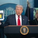 [속보] 트럼프 &#34;다음주 반도체 관세 설정. 美서 생산 안 하면 높은 관세&#34; 이미지