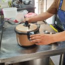 엄마와 아들의 행복한 밥상 이미지