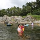 폭포가 있는 캠핑장 이미지