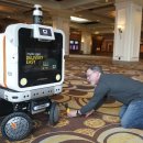 CES 2023 베스트: 무선 TV, 배송 로봇 및 차량 내 VR 이미지