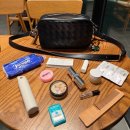 와인피부과의원 | 왓츠인마이백 | 보테가베네타 인트레치아토 카메라백, 프라다 립밤, 리스테린 민트 포켓, 템포 티슈 등