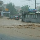 2011년 7월27일 폭우로인한 산사태와 저수지붕괴 후1~2분후 마을5거리 사항 이미지
