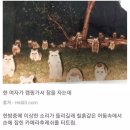 한밤중 배달하다 길 한복판에 몰려있는 청년들을 본 배달원 이미지