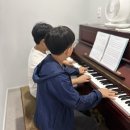 친구랑 같이 치니까 피아노가 더 재밌어요🎹 | 반올림 포핸즈 이미지
