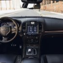 커머셜 디스플레이 | "이게 왜 800만원이죠?" 한때 롤스로이스라 불리던 크라이슬러 300C의 몰락