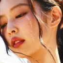 “블랙에 레드 한 방” 제니 뮤비 여름 핫걸 패션, 캐미솔과 스커트의 Y2K 조합