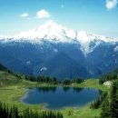 산 위에 호수 이미지