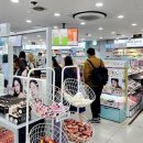 아모레퍼시픽롯데마트 - 김해시 번화1로56번길 15 | "5000원에 가성비 최고" 다이소 뷰티, '엄빠들'도 찾는다