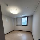 봉선로 | 봉선로남해오네뜨 붙박이장있는 방에 다양한 가구를 추가한 드레스룸