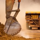 Dollar’s Rise Papers Over Miners’ Woes-wsj 2/16 : $ 지속강세와 국제 원자재 가격 지속하락 원자재 생산 세계적 대기업 생산량 유지와 확대 배경 이미지