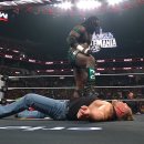 오늘자 WWE "얘가 내 후계자다" 선언하고 퇴장한 브록 레스너.gif 이미지