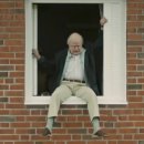 창문 넘어 도망친 100세 노인 이미지