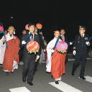 탐심 내려놓고 봉축등 밝히니 온누리에 佛光,/대전역 탁발도 ‘눈길’[불교신문] 이미지