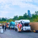 도서관 마당에서 가을 숲 캠핑 이미지