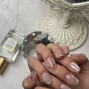 손끝에서 피어나는 네일아트 이미지