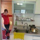 강가에 하얀집 펜션 이미지