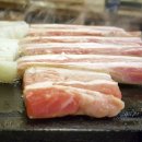 돌판에 누운 오겹살 이미지