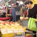 장바구니를 들고 이미지