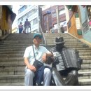 아코디언 켜는 사람 이미지