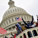 Mob storms US Capitol as Trump accused of &#39;coup&#39; 이미지