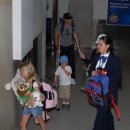 "리즈 위더스푼 & 제이크 질렌할" with Reese's children at LAX (3.29) 이미지