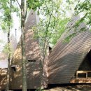 히로시 나까무라가 디자인한 숲속의 집 Woodland home by Hiroshi Nakamura designed to resemble a cluster of timber tepees 이미지