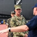 부산항 첫 입항 MLP에 승함한 한국 해군작전사령관과 주한미해군사령관 이미지
