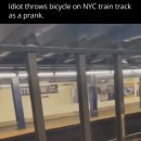 뉴욕 지하철 선로에 누가 장난으로 자전거 던져놓음;;; 이미지