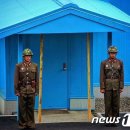 北 판문점 JSA 병사 군복 '얼룩무늬'로 2018 10~11월에 바뀌다 (뉴스1) ◀▶ 북한 JSA병사 군복과 대한민국 국군 군복이 유사해지다 이미지