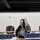 [셀럽 패션] 있지 유나 여행 코디 뭐야? 라벤더 탑 + 벌룬스커트