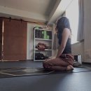 (주)해즈 | 여자운동복 브랜드 해즈소울 에어로 탱크 브라탑 입고 요가수련 중