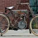 희귀한 1908 Harley-Davidson이 경매에서 판매된 가장 비싼 오토바이가 되었습니다. 1908년 스트랩 탱크 중 12대 미만 이미지