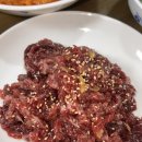 잘게썬육회에 소금반숟갈 설탕한숟갈 참기름(얘중요) 한두숟갈 다진마늘 큼지막하게.