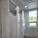 해공문화체육관 화장실 | 익산(익산시) 큐비클 체육관 큐비클 설치 후기: 크림색 &amp; 하늘색 포인트 디자인 (대량 자재 판매 &amp; 시공)