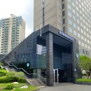 (스타벅스 충정로역 점) 아이스 블론드 카페 아메리카노, 벤티 사이즈, 샷 추가, 창가 자리.