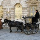 핸섬 캡(Hansom cab) - 1834년 Joseph Aloysius Hansom(조셉 알로이시우스 핸섬)이 설계한 2륜 마차 이미지