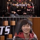 [LOL] 특이한 자세로 게임하던 blg 미드라이너 나이트 jpg 이미지