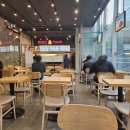 KPX빌딩 | 맘스터치 언블리버블 버거, 치즈볼 내돈내산 후기: 맘스터치 마포공덕역점